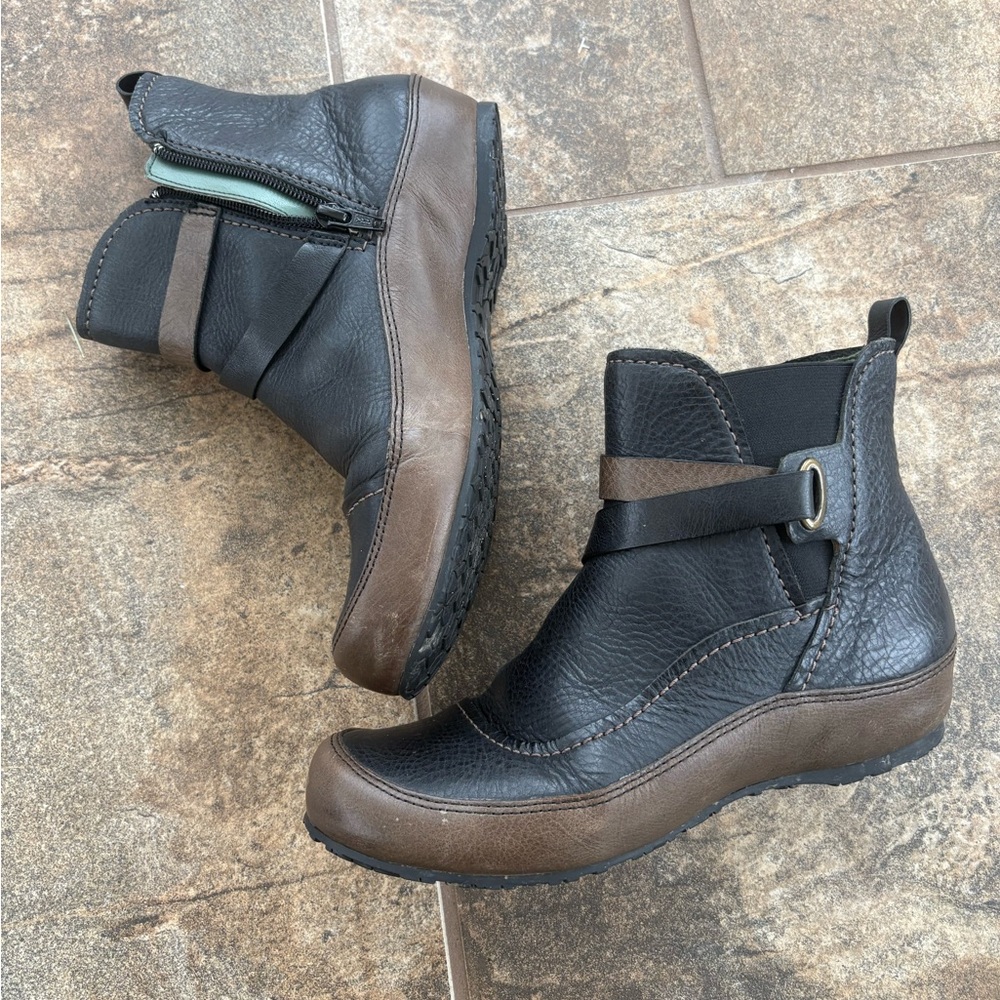 Clarks Artisan Women's Black and Brown Ankle Boots
